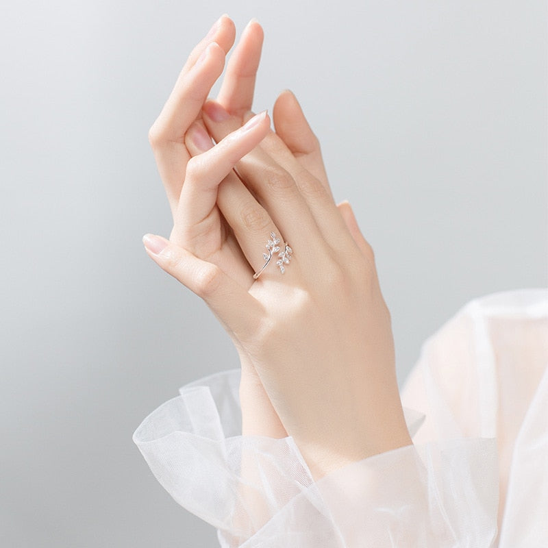 Flora – Minimalist Nature's Grace Silver Leaf Ring