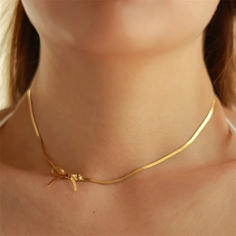 Della Dainty Bow Necklace