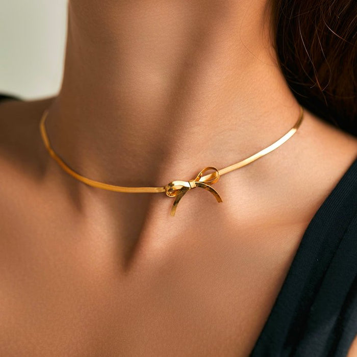 Della Dainty Bow Necklace