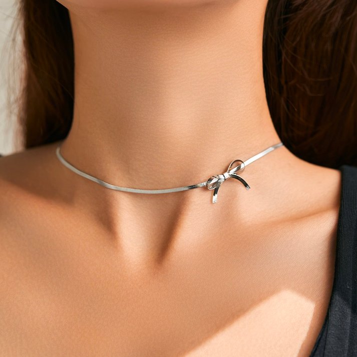 Della Dainty Bow Necklace