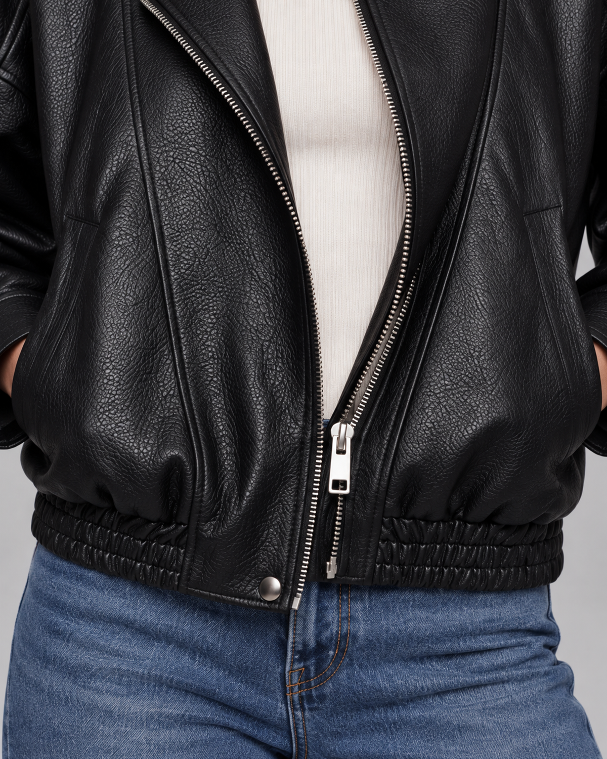 Black pebble jacket zip and asymmetric closure, dedicated Jasmine studio detail